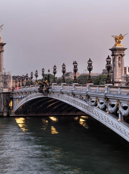 Sucumba al encanto de los puentes parisinos